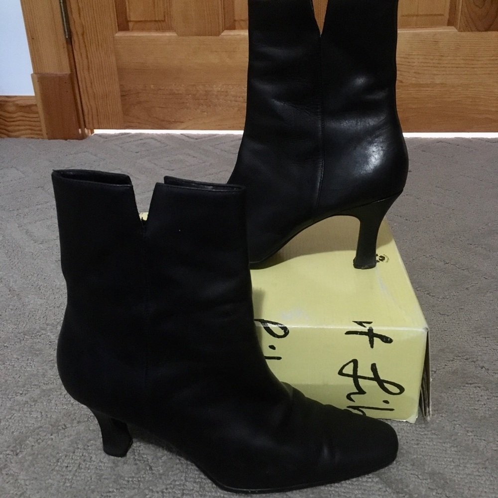 Karen Scott black leather heeled boots